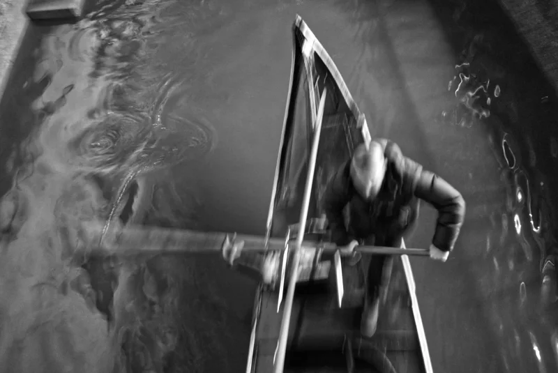 Disegnare chiavi di violino sull'acqua